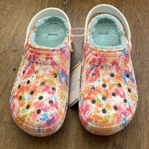NWT Classic Fleece Lined Rainbow Tie Die Crocs Women’s 12/Men’s 10